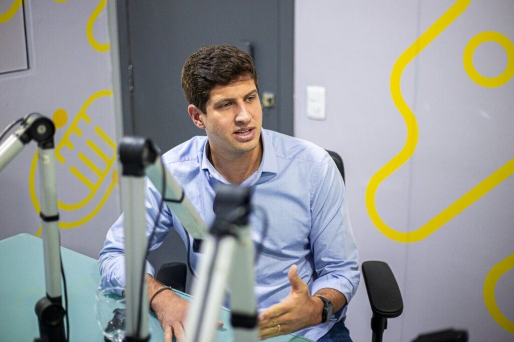 João Campos foi entrevistado na Rádio Folha FM 96,7 e abordou, entre outros temas, a retomada das obras da Transnordestina edm Pernambuco. Foto: Matheus Ribeiro/Folha de Pernambuco
