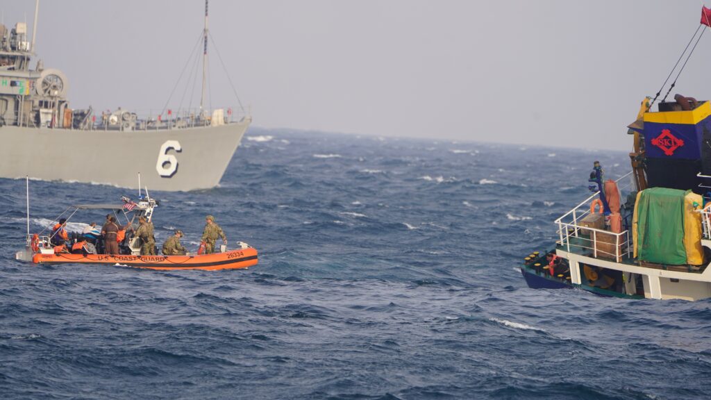 UMA EQUIPE DA Guarda Costeira dos EUA do cortador de resposta rápida USCGC Clarence Sutphin, Jr. (WPC 1147) resgata sete marinheiros enquanto sua embarcação afunda lentamente no Golfo Arábico Central, em 18 de fevereiro. O navio de contramedidas de minas USS Devastator (MCM 6) vigia o local como apoio durante a operação de resgate. Ormuz