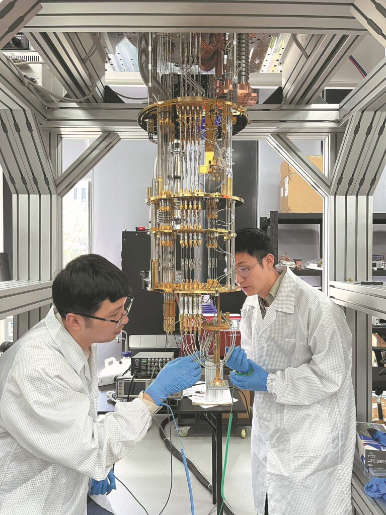 Pesquisadores testam chips quânticos no Yangtze River Delta Industrial Innovation Center for Quantum Technology, em Suzhou, na China, parceiro do Brasil no projeto que instalará os primeiros computadores quânticos operacionais da América Latina na Paraíba. Foto: Xinhua/China Daily