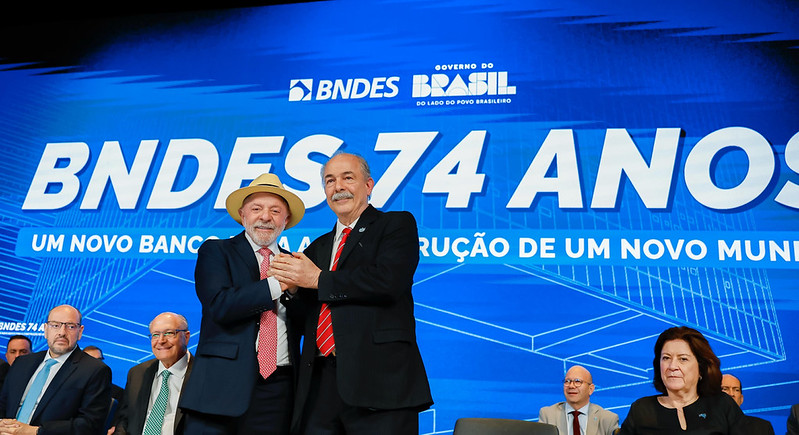 Nova Indústria Brasil 22.06.2026 - Presidente da República, Luiz Inácio Lula da Silva, e presidente do BNDES, Aloizio Mercadante, durante solenidade de Abertura do Seminário "Banco Nacional de Desenvolvimento Econômico e Social (BNDES) 74 Anos – Um Novo Banco para a Construção de um Novo Mundo”, no Auditório do BNDES – Centro, Rio de Janeiro - RJ. Foto: Ricardo Stuckert/PR
