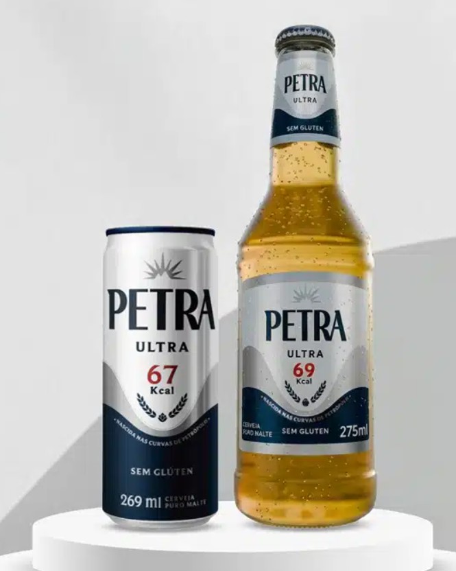 Petra Ultra, cerveja low carb sem glúten do Grupo Petrópolis: lata e garrafa destacando 67 kcal e 4% de teor alcoólico. Foto: Grupo Petrópolis/Divulgação