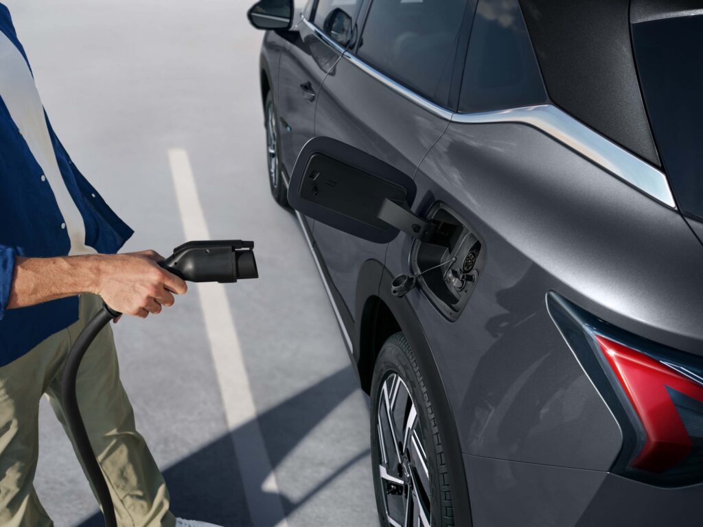 A recarga rápida do Captiva EV suporta até 120 kW e leva a bateria de 30% a 80% em cerca de 30 minutos. A bateria de 60 kWh, com química lítio-ferro-fosfato, tem garantia de 8 anos ou 160 mil quilômetros - Foto: Divulgação