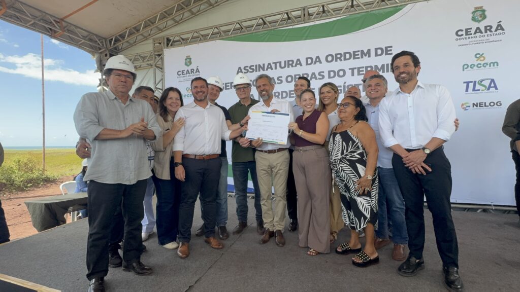 Governador Elmano de Freitas assina ordem de serviço para construção do ramal da Transnordestina ao TUP Nelog, ao lado de representantes da TLSA, CSN e Marquise Infraestrutura - Foto: Divulgação
