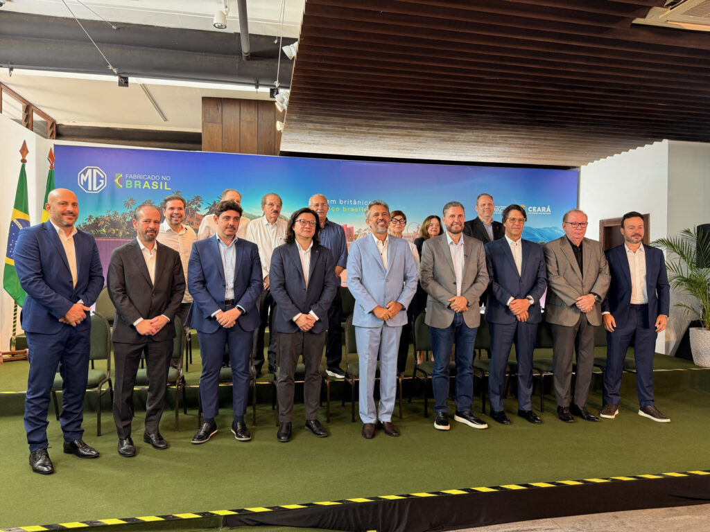Governador Elmano Freitas ao lado de executivos da MG Motor, Comex Sport e PACE durante cerimônia de anúncio da produção nacional de elétricos no Ceará - Foto: Divulgação