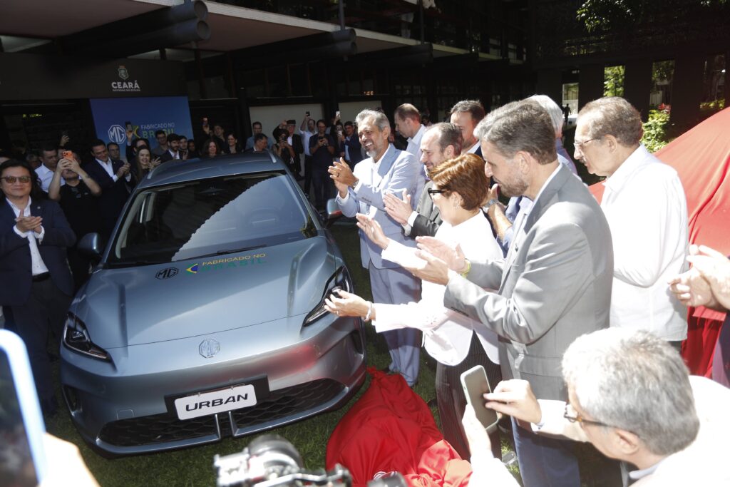 Governador Elmano Freitas e executivos da MG Motor, Comex Sport e PACE durante anúncio do investimento de R$ 400 milhões no Polo Automotivo do Ceará - Foto: Divulgação