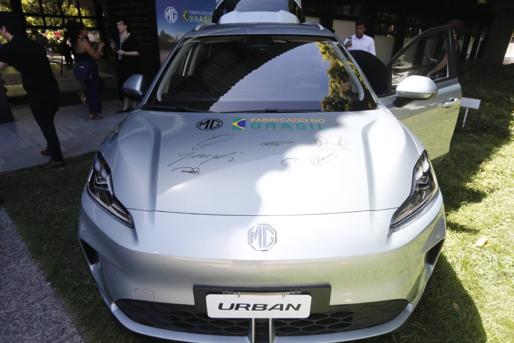 MG4 Urban autografado durante o evento de lançamento em Fortaleza, onde a montadora anunciou investimento de R$ 400 milhões - Foto: Divulgação