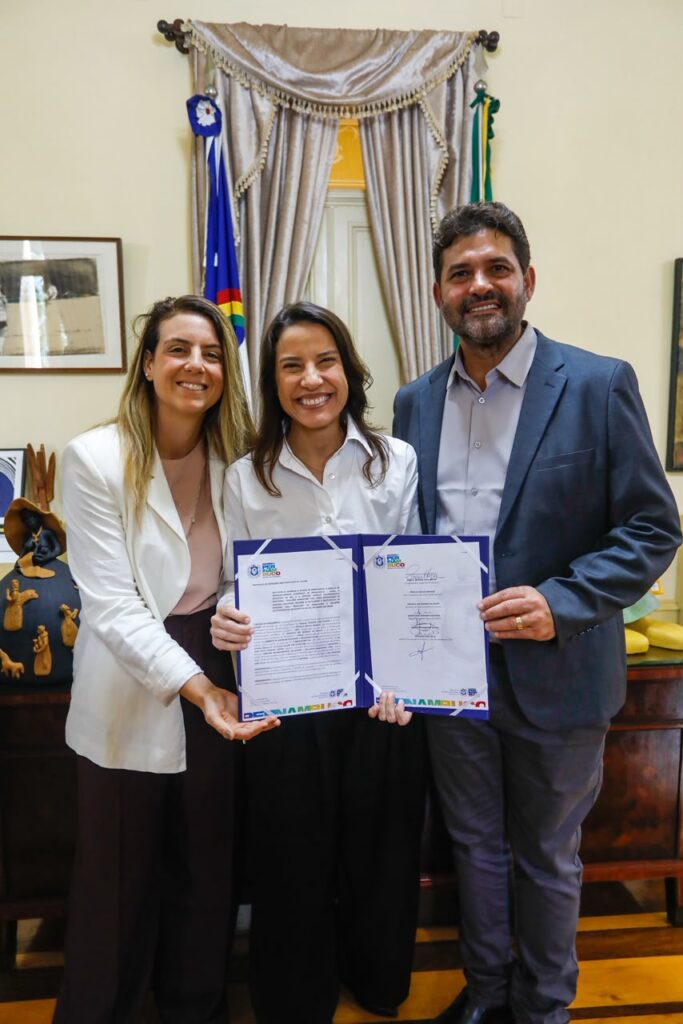 Diretora da Ambipar, Mariana Leão, governadora de Pernambuco, Raquel Lyra, e prefeito de Exu, Júnior Pinto, participaram da assinatura de acordo que vai beneficiar a região do Araripe. Foto: Miva Filho/Secom