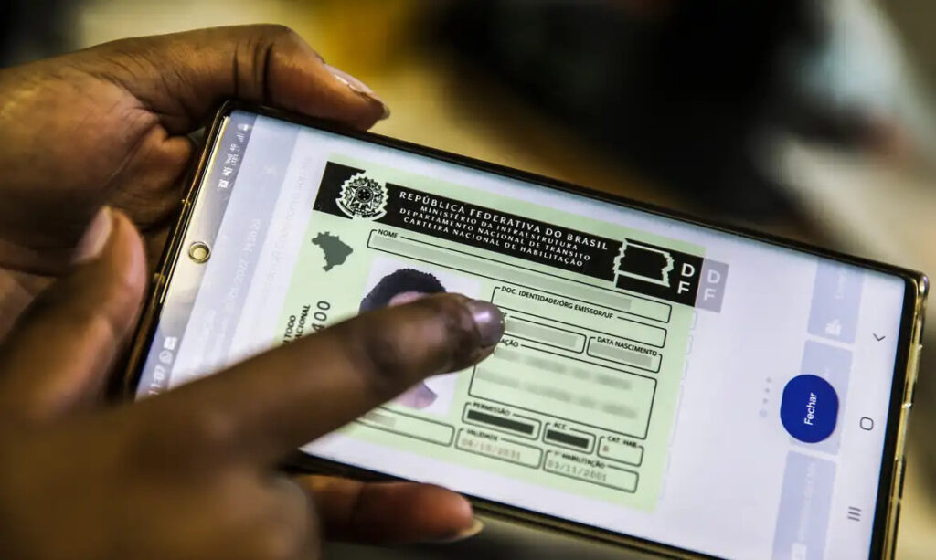 Carteira Nacional de Habilitação digital CNH sem custo para bons motoristas deixa de ser Medida Provisória e vira lei