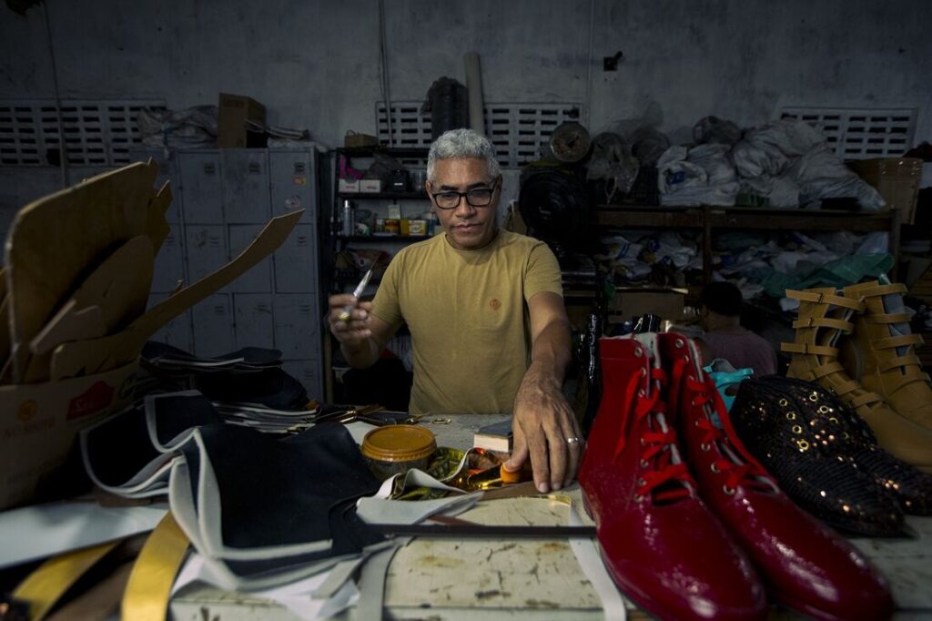 Lucivan Batista, sapateiro de quadrilhas juninas que será homenageado no São João do Recife - Foto: Arthur Botelho/Folha de Pernambuco