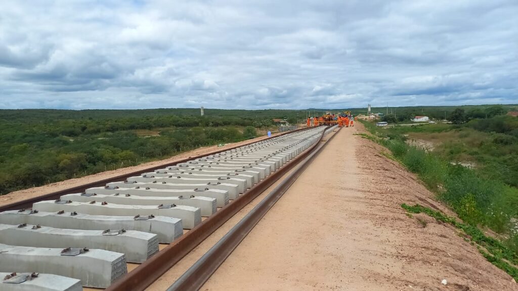 Trecho entre Piquet Carneiro e Quixeramobim já atingiu 100% de execução física; chegada oficial está prevista para 14 de agosto, data do aniversário da cidade - Foto: Divulgação