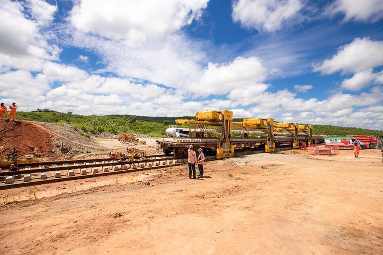 Transnordestina colocação de trilhos Sem os projetos básico e executivo, as obras da ferrovia no trecho pernambucano do Sertão ao litoral não podem ser iniciadas. - Foto: Ministério dos Transportes/Divulgação