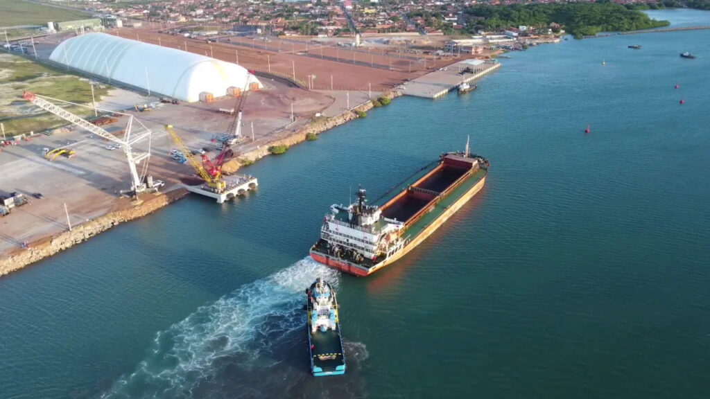 Navio graneleiro Konta II atraca no Berço 401 do Terminal de Uso Privado do Porto Piauí, destinado ao desembarque de minério de ferro