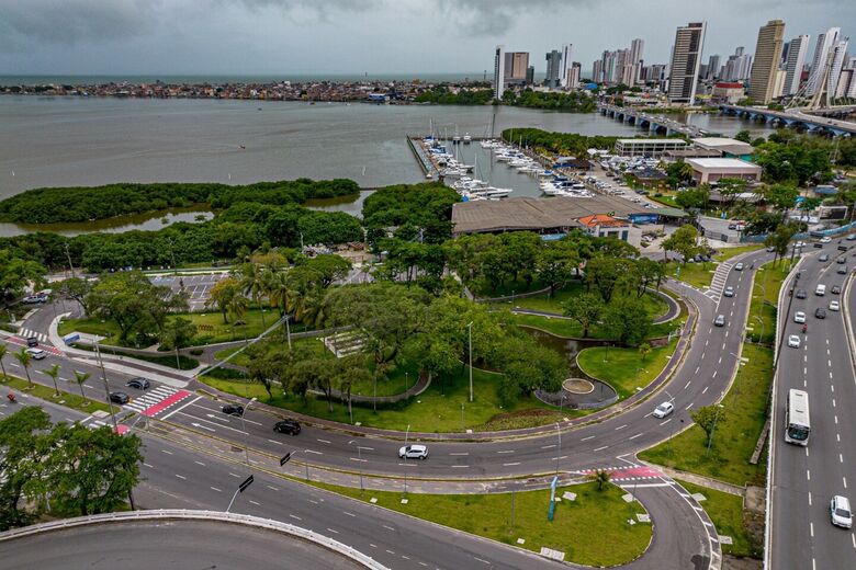 O Parque da Orla, localizado no Cais José Estelita, em frente ao Cabanga Iate Clube de Pernambuco, se transformou em um novo espaço de lazer e convivência no Recife, valorizando a relação da cidade com sua frente litorânea. Foto: Mathus Ribeiro / Folha de Pernambuco