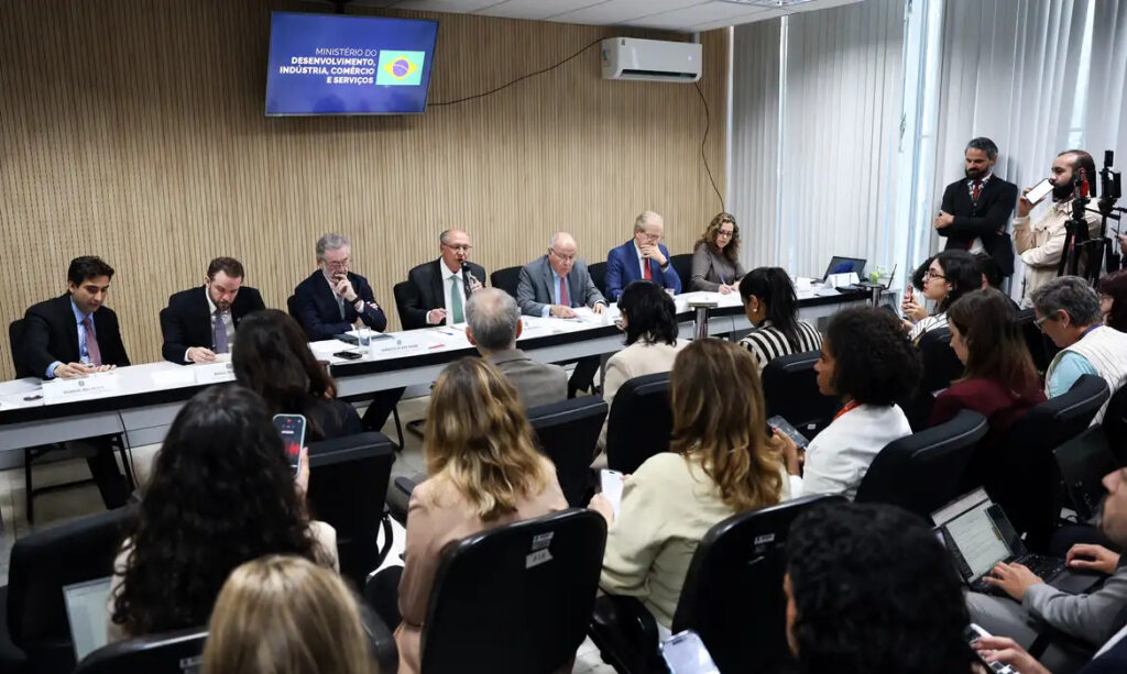O governo federal anunciou nesta quinta-feira (16) que retomará o programa de apoio aos setores empresariais atingidos pelo tarifaço imposto pelos Estados Unidos (EUA)