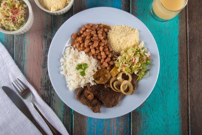 Prato com arroz, feijão, carne, farofa e salada: custo da dieta saudável no Brasil ficou abaixo da média regional, segundo a FAO