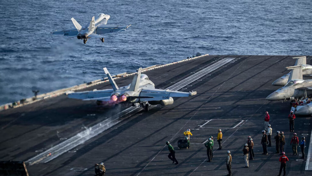 Caças F/A-18E Super Hornet e EA-18G Growler decolam do porta-aviões USS Abraham Lincoln (CVN-72), da classe Nimitz, em 9 de maio de 2026. O Abraham Lincoln opera na área da 5ª Frota dos Estados Unidos, no Oriente Médio. Foto: Marinha dos EUA/Divulgação