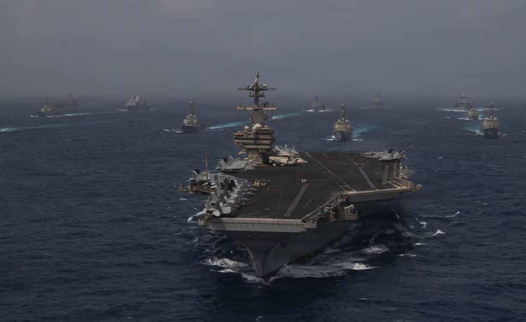 Navios de guerra da Marinha dos EUA transitam pelo Mar da Arábia em formação cerrada enquanto as forças do Comando Naval dos EUA mantêm operações de segurança regional perto do Estreito de Ormuz. Foto: Marinha dos EUA