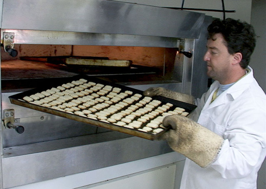Biscoitos preparados com a cultivar BRS Cracker são produzidos para testes no Laboratório de Qualidade da Embrapa Trigo, com resultados positivos (RS)
