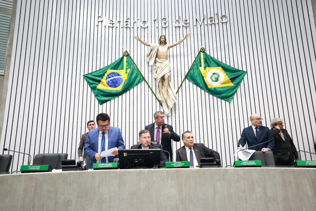 Plenário da Assembleia Legislativa do Ceará durante sessão desta terça-feira (14), quando foi aprovado o Projeto de Lei 69/26, que cria o marco regulatório para data centers e sistemas de armazenamento de energia por baterias no Estado - Foto: Júnior Pio/Alece