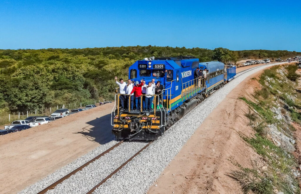 Vagões graneleiros entregues durante cerimônia da Transnordestina em Quixeramobim (CE); os 100 vagões, destinados ao transporte de grãos e fertilizantes, resultam de investimento de R$ 100 milhões - Foto: Ricardo Stucker