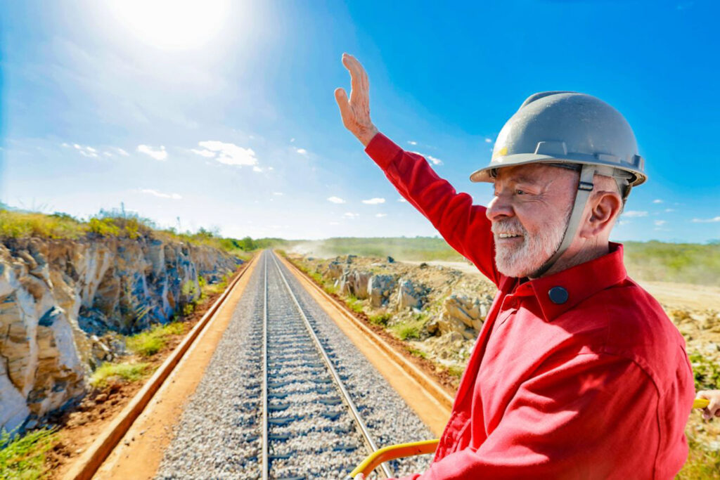 O presidente Luiz Inácio Lula da Silva discursa durante cerimônia de entrega de trecho da Ferrovia Transnordestina em Quixeramobim (CE), nesta quinta-feira (2), quando o governo federal anunciou o desembolso de R$ 600 milhões para acelerar as obras - Foto: Ricardo Stuckert