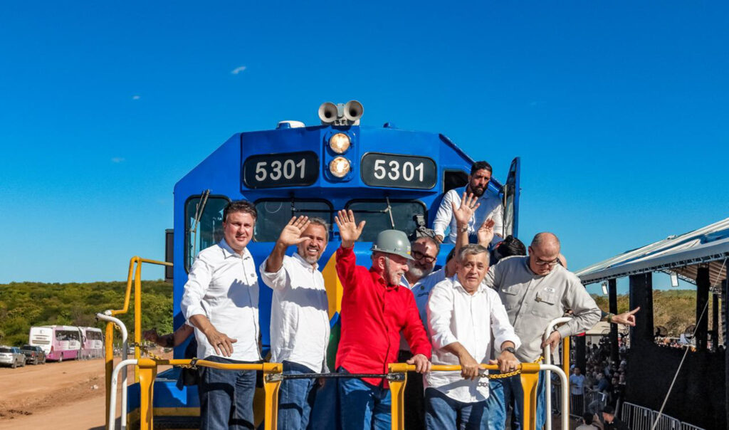 Representantes do governo federal, da Companhia Siderúrgica Nacional (CSN) e do governo do Ceará assinam protocolo de intenções para implantação do Porto Seco de Quixeramobim, durante evento realizado no município nesta quinta-feira (2) - Foto: Ricardo Stuckert