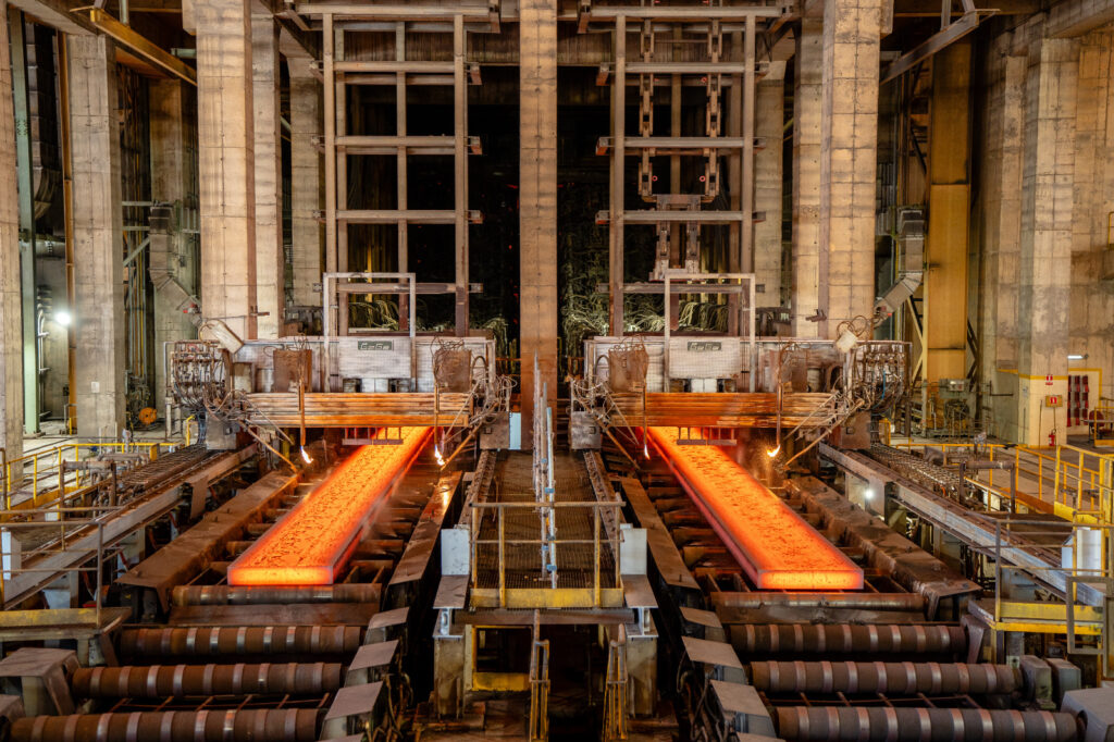 Processo de produção de aço na ArcelorMittal Pecém: unidade responde por 9,5% de todo o aço bruto fabricado no Brasil - Foto: Divulgação