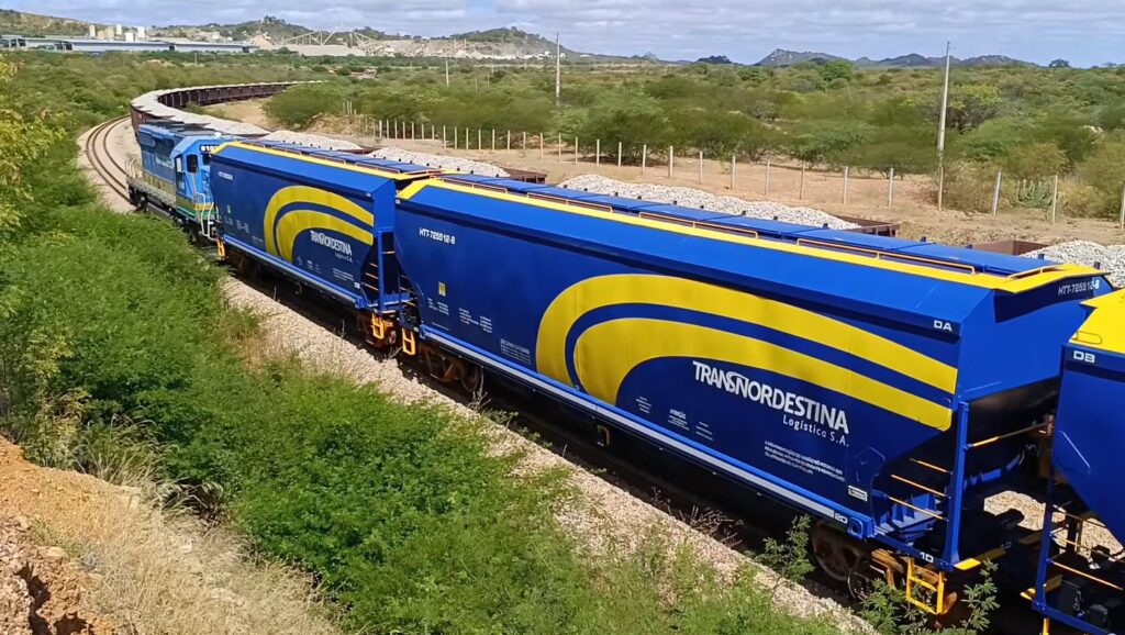 Vagões fechados para transporte de minérios e grãos, adquiridos para operação da Ferrovia Transnordestina devem ser anunciados nesta quinta, em Quixeramobim. Foto: YouTube/TV Vaqueira