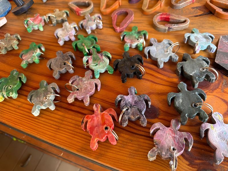 De lixo a tartaruguinha: startup Green Mining de Fernando de Noronha recicla plástico do mar em artefatos