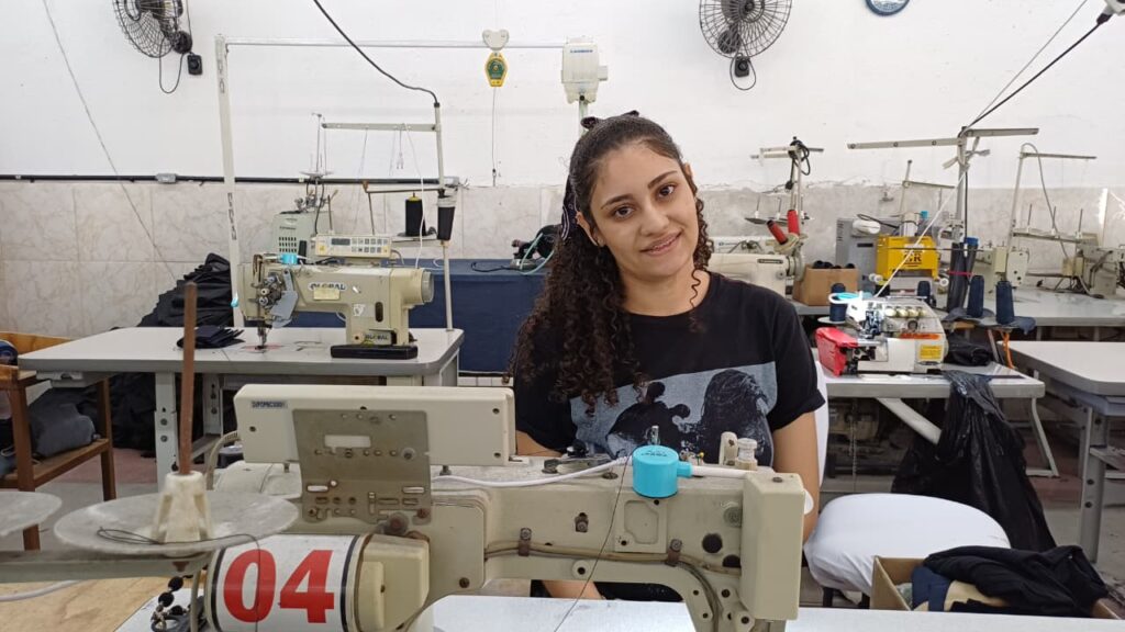 Polo de Confecções - MillenaSilva, jovem que trabalha como costureira e estuda design de moda - Foto: Édnei Pedroso/Especial para o ME