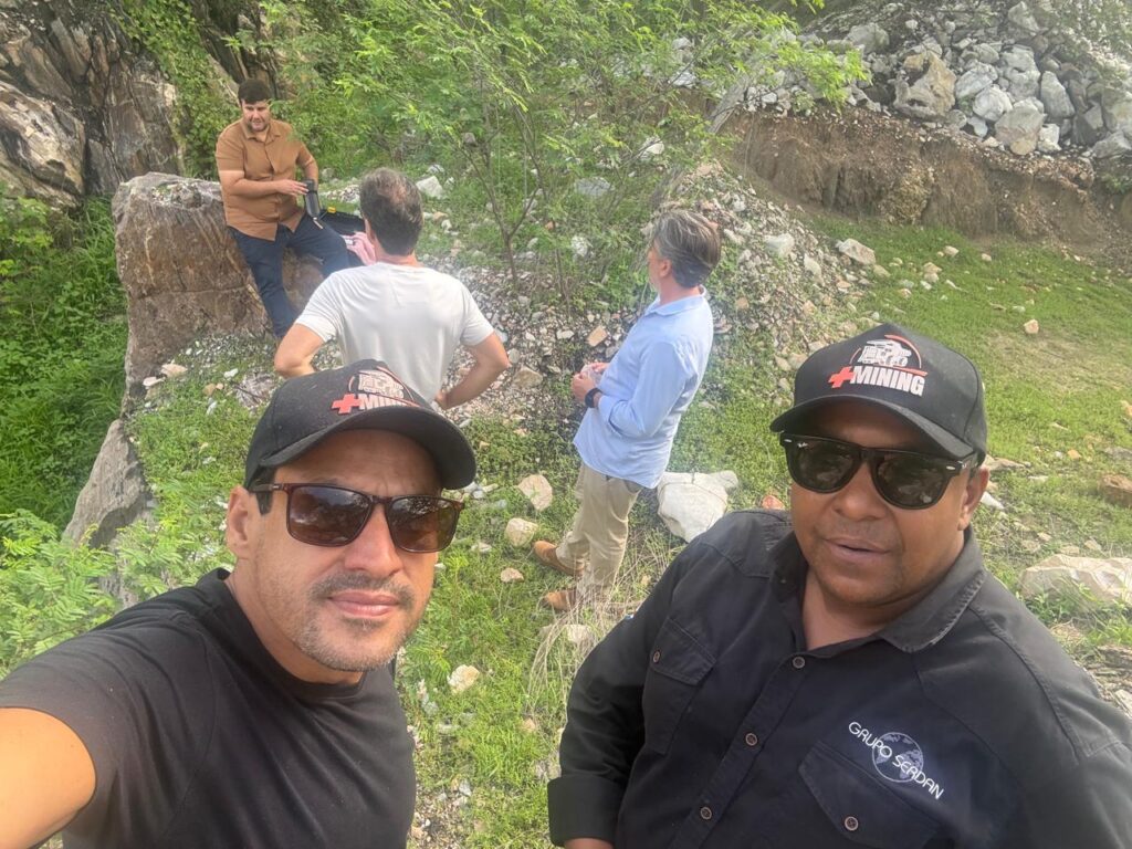 Equipe do Grupo Serdan Mineração realiza trabalhos de certificação de áreas em campo, no Sertão Central do Ceará, etapa que antecede a definição final do investimento em lítio na região - Foto: Divulgação