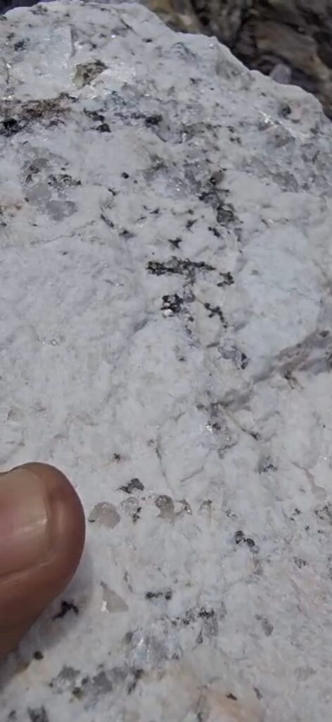 Pedra de espodumênio, mineral do qual se extrai o lítio: apelidado de "ouro branco" por seu papel estratégico na produção de baterias, o material é o principal alvo da certificação de áreas feita pela Serdan Mineração no Ceará - Foto: Divulgação