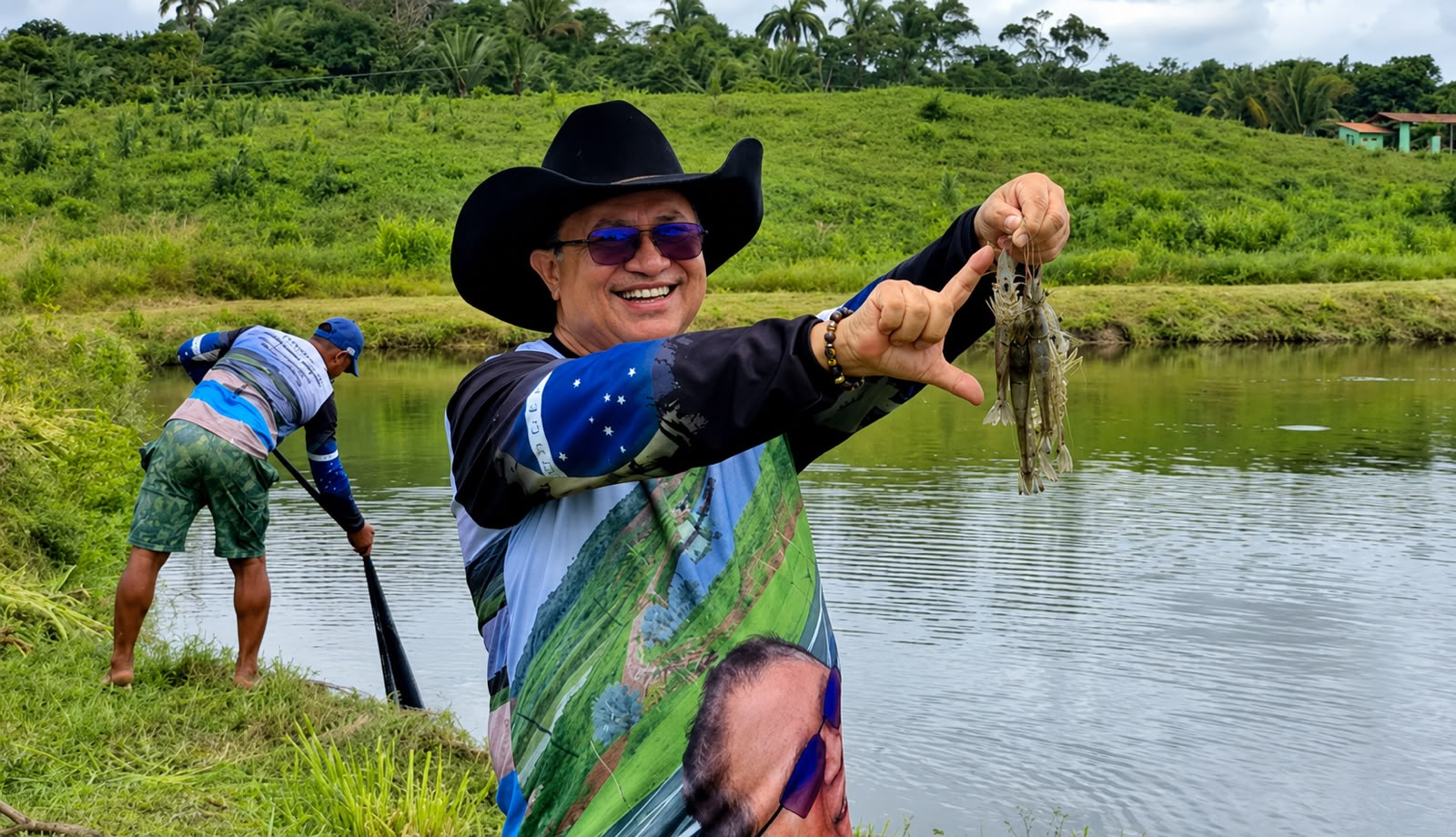 Produtor Jader Dias comemora resultado do cultivo consorciado de tilápia e camarão em sua propriedade em Carutapera, no Maranhão. Foto: Sebrae-MA/Divulgação