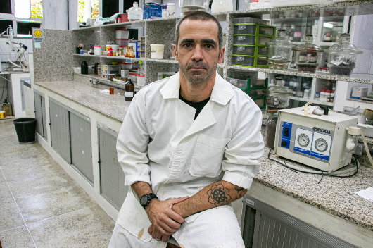 De acordo com o professor Diego Lomonaco, que coordenou a pesquisa, o invento não se trata de um produto único, mas de uma plataforma molecular adaptável. Foto: Ribamar Neto/UFC