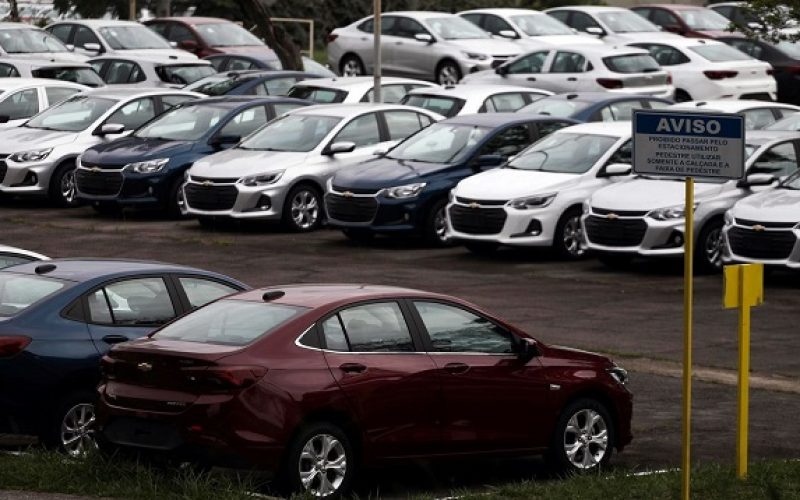 Carros novos em pátio de fábrica da General Motors em São José dos Campos (SP) 
19/03/2020
REUTERS/Roosevelt Cassio